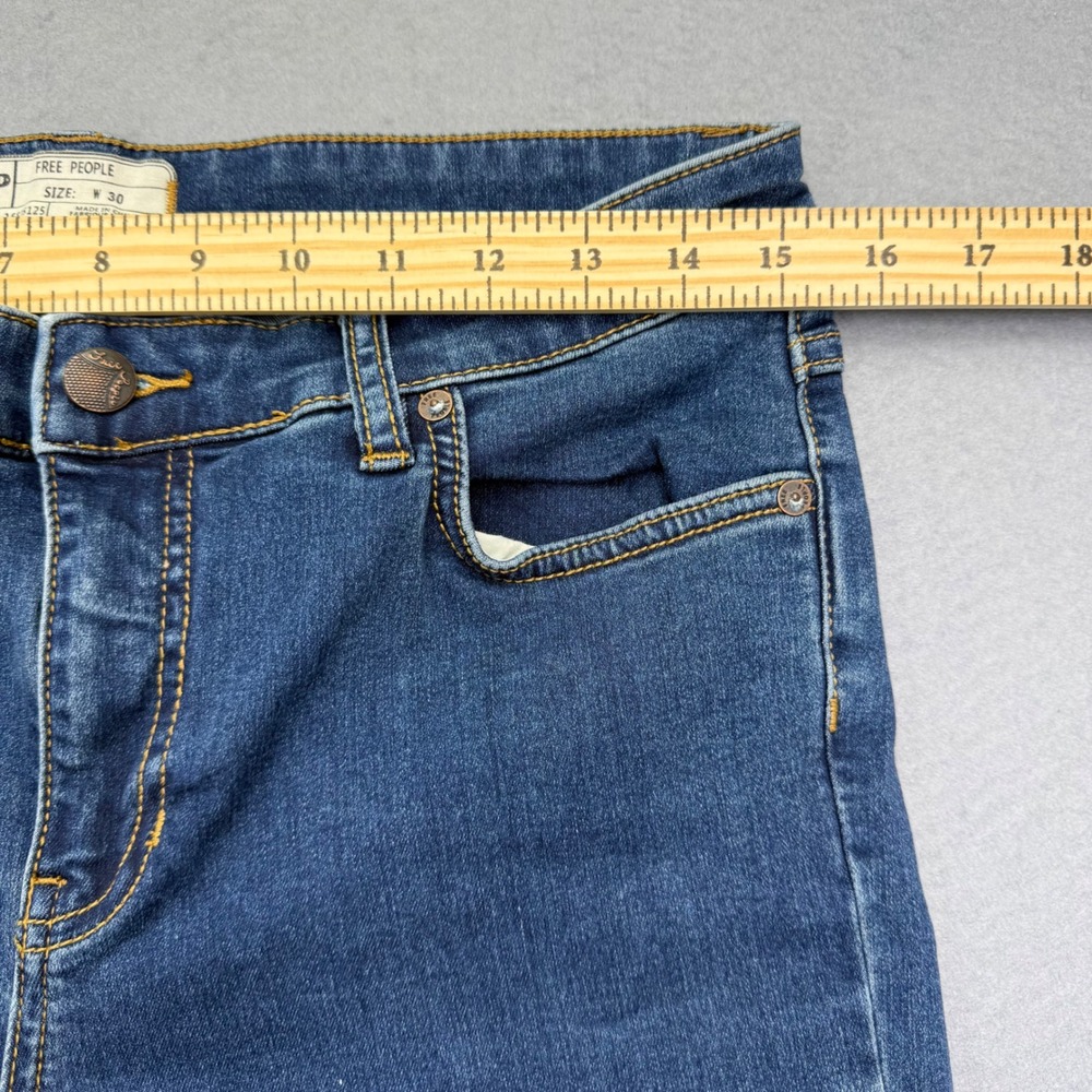 Free People Womens Size 30 Blue Medium Wash Low Rise‎ Flare Leg Denim Jeans - Picture 4 of 9